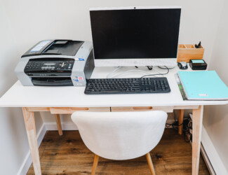 Workstation with internet, printer / scanner. Workstation with internet, printer / scanner.