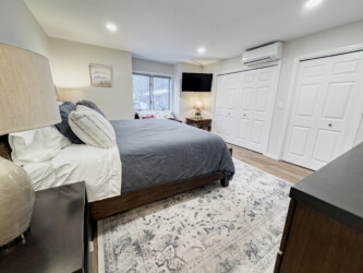 Primary king bedroom with en-suite full bathroom Main floor primary king bedroom with en-suite full bathroom